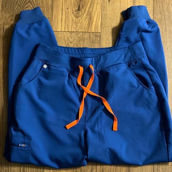 FIGS Scrub Set Top:Short Sleeve Size L Pants:Elastic Waistband & Ankles Size L - Picture 8 of 16